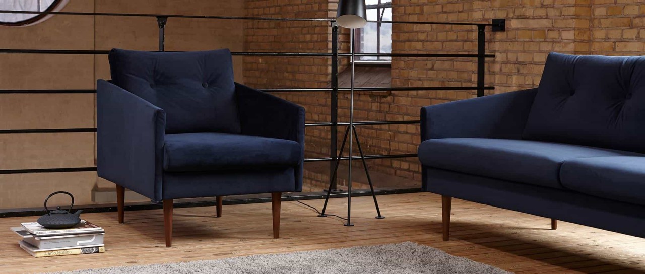 KARLSTAD 3-Sitzer Designer Sofa mit Polsterarmlehnen und versteppten Rückenkissen