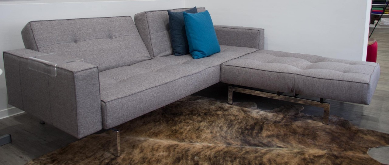 SPLITBACK Schlafsofa mit Armlehnen von Innovation