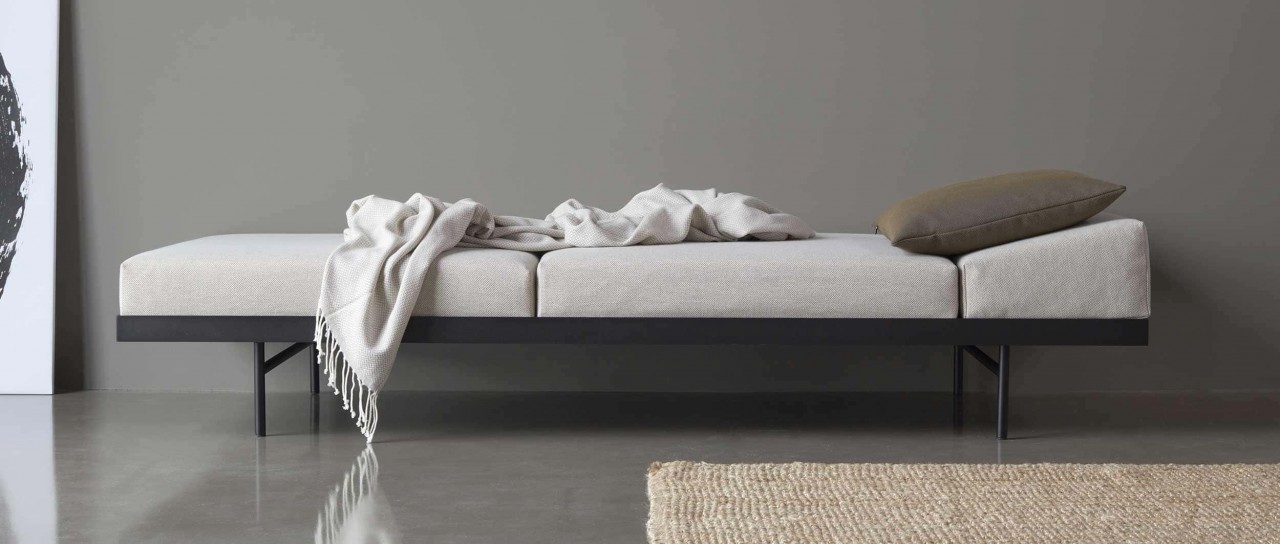 PURI Schlafliege, Daybed mit Holztisch von Innovation