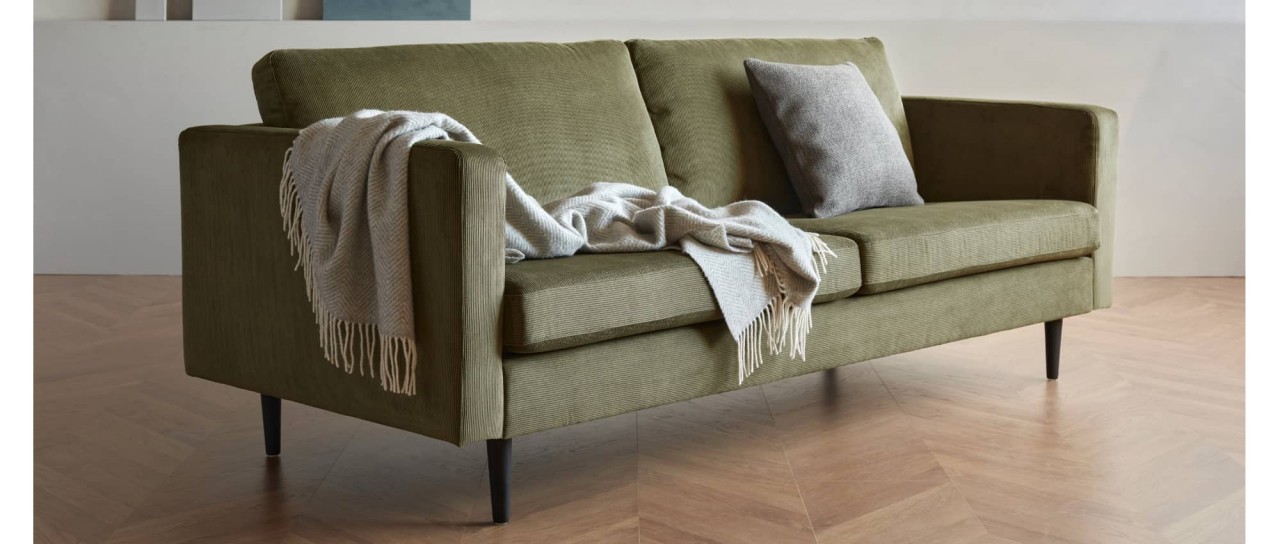 HALMSTAD 2-Sitzer Designer Sofa mit Polsterarmlehnen und Holzfüßen