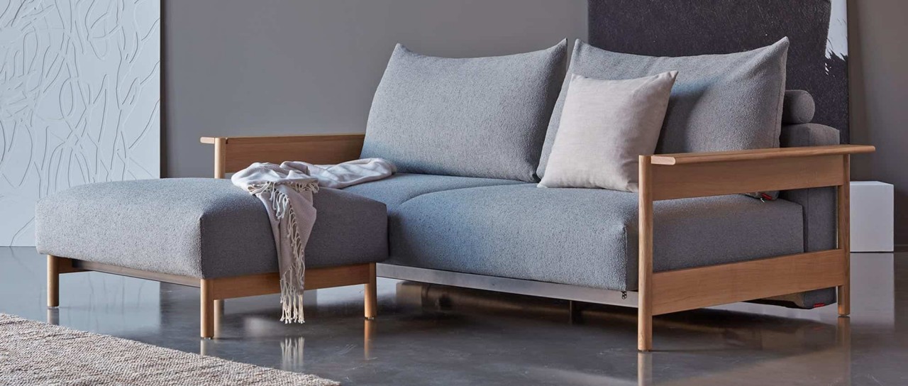 MALLOY WOOD Schlafsofa mit Holzarmlehnen von Innovation