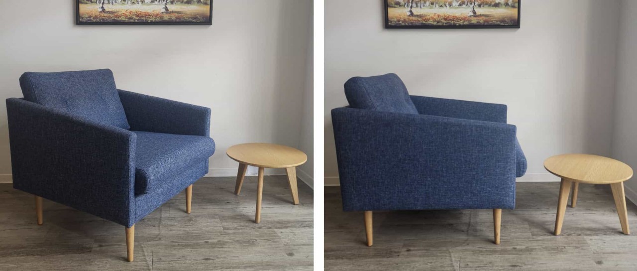 KARLSTAD 2-Sitzer Designer Sofa mit Polsterarmlehnen und versteppten Rückenkissen
