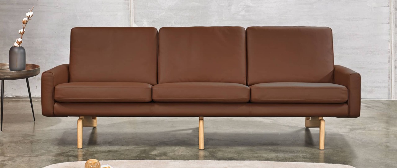 KOPENHAGEN 3-Sitzer Designer Sofa mit Polsterarmlehnen und Holzfüßen