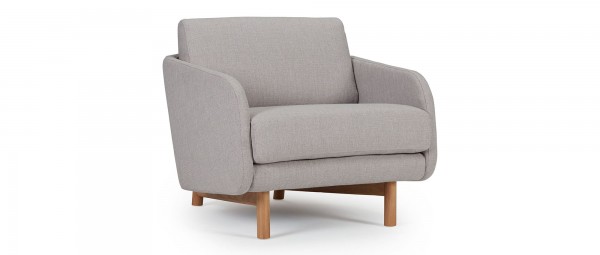 GRIMSTAD Designer Sessel mit Polsterarmlehnen, hellen Holzfüßen