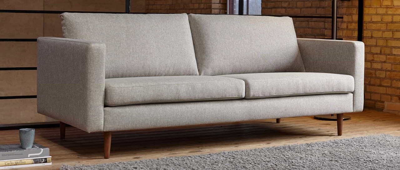 HALMSTAD 3-Sitzer Designer Sofa mit Polsterarmlehnen und Holzfüßen