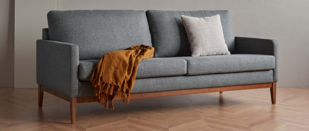 GÖTEBORG 3-Sitzer Designer Sofa mit Polsterarmlehnen und Holzfüßen