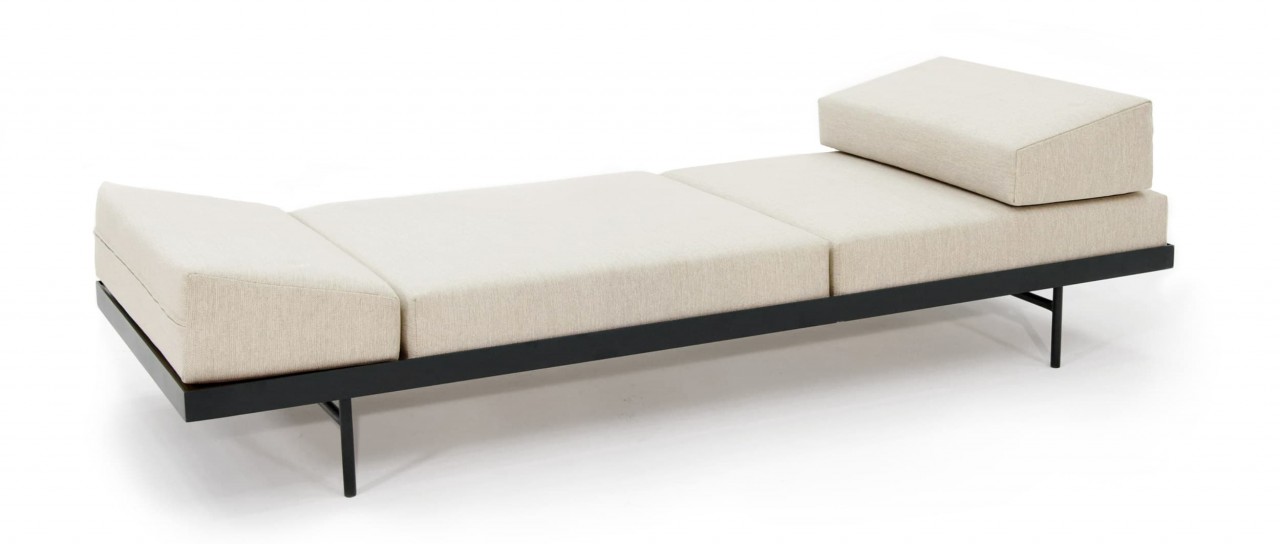 PURI Schlafliege, Daybed mit Holztisch von Innovation