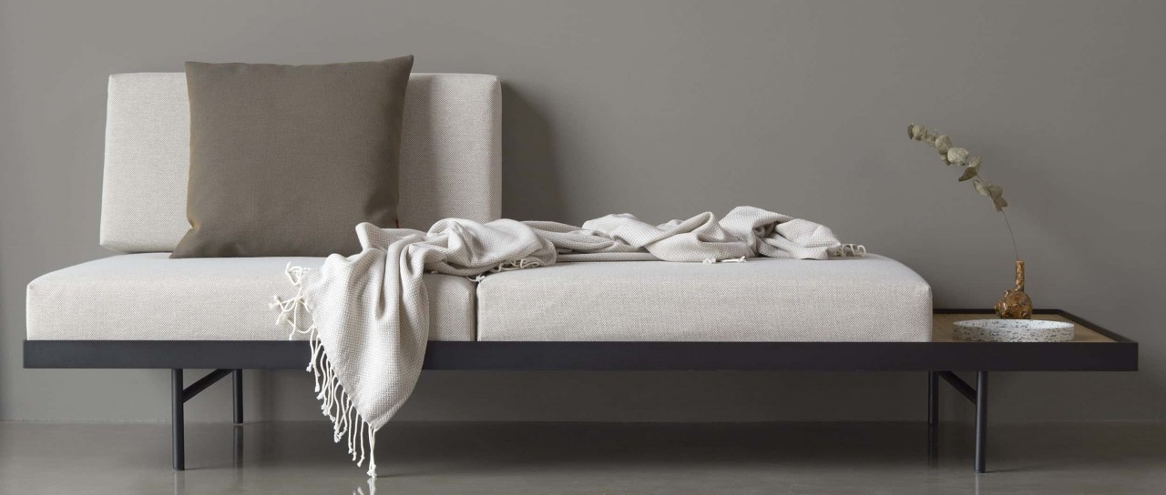 PURI Schlafliege, Daybed mit Holztisch von Innovation