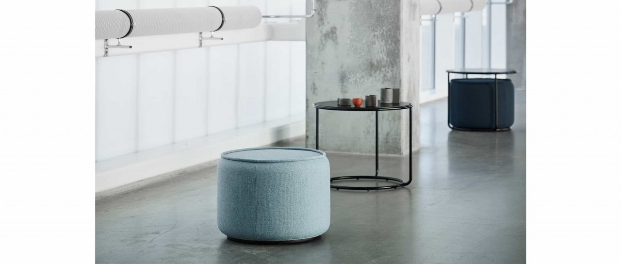 TOM Hocker, Pouf mit TOM Beistelltisch von Softline - mit Stoffen von KVADRAT